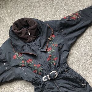 Bought this cute vintage ski suit on Poshmark but unfortunately it doesn’t fit:(